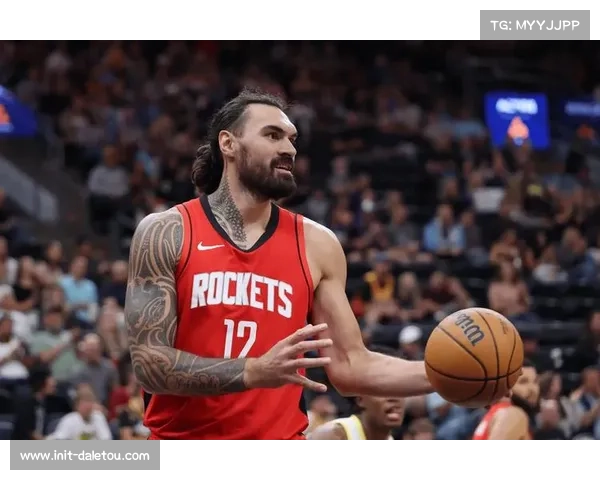 亚当斯17分钟13+12高效表现，前场篮板数领跑联盟