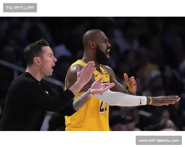 八村塁被詹姆斯镁粉误伤，湖人主场趣事