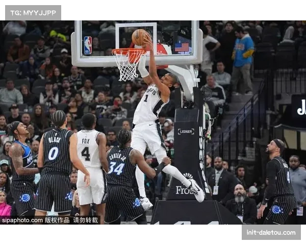 马刺110-107险胜猛龙，卡斯尔关键助攻锁定胜局